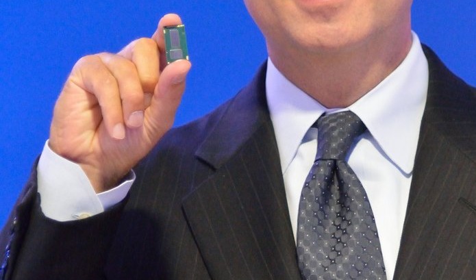 Vice-presidente da Intel mostra tamanho de novo processador Intel Core M (Foto: Divulgação/Intel) Vice-presidente da Intel mostra tamanho de novo processador Intel Core M (Foto: Divulgação/Intel)