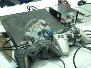Videogame foi um dos objetos apreendidos na operação (Foto: Daniel Peixoto/G1)