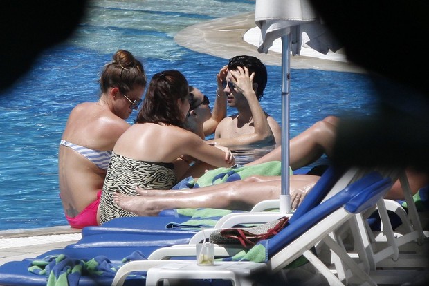 Joe Jonas, do Jonas Brothers, namorada na piscina do hotel (Foto: Marcos Ferreira / FotoRioNews)