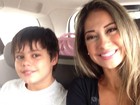 Mayra Cardi exibe decotão em foto ao lado do filho