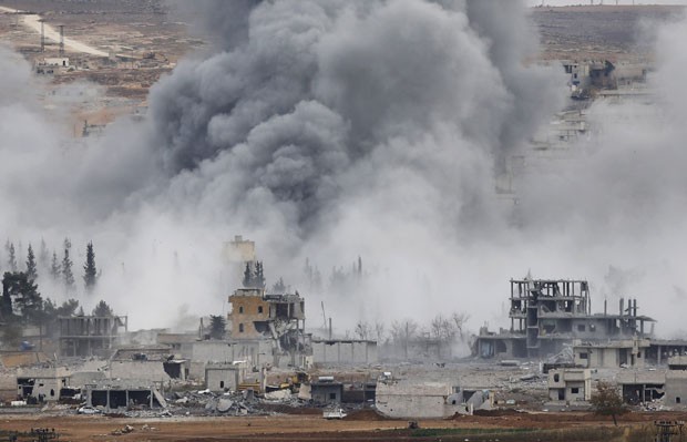 Explosão é vista na cidade síria de Kobane nesta segunda-feira (17) (Foto: Osman Orsal/Reuters)