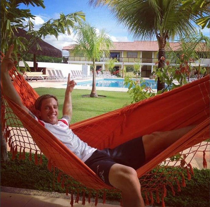 Reto Ziegler relaxa na rede em Porto Seguro (Foto: Reprodução)