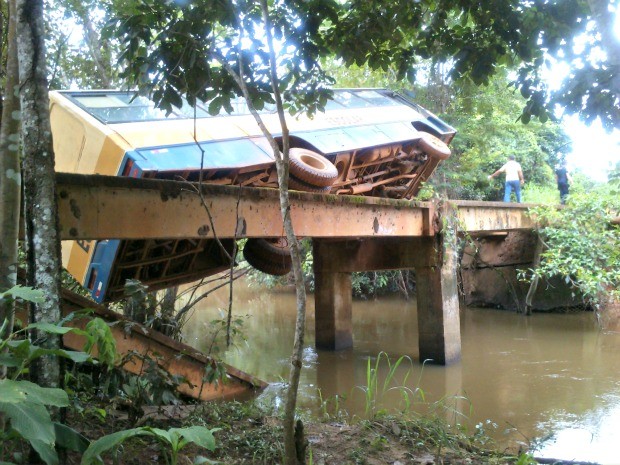Pilar da ponte de sustentação foi o motivo de acidente com o ônibus escolar na Zona Rural de Cacaulândia (Foto: Erivelto Carlos/Site Rondônia Vip)