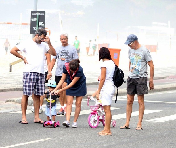 Marcos Caruso passeia com a fam lia na orla do Leblon Quem