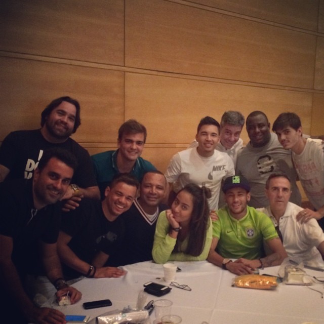 Neymar posa com amigos e familiares  (Foto: Reprodução/Instagram)