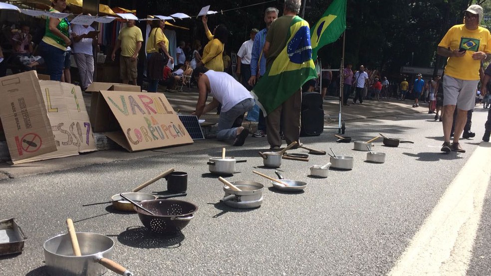 Panelas são colocadas em frente ao Masp, na Avenida Paulista (Foto: Paulo Toledo Piza/G1)