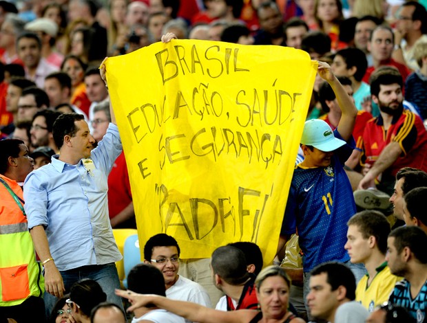 Cartaz protesto estádio maracanã Espanha e Taiti (Foto: Agência AFP)
