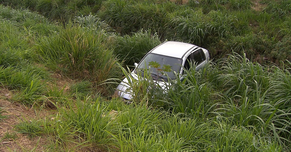 G1 - Carro cai em barranco em Betim - notícias em Minas Gerais - Globo.com