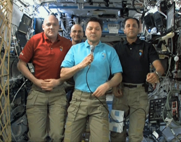 Astronautas da Estação Espacial Internacional desejam bom trabalho aos líderes presentes à Rio+20 em vídeo gravado.. (Foto: Reprodução)