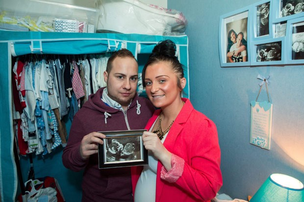 Sean Horton e Toni Harper, que espera o primeiro filho após se submeter a uma inseminação artifical (Foto: The Grosby Group)