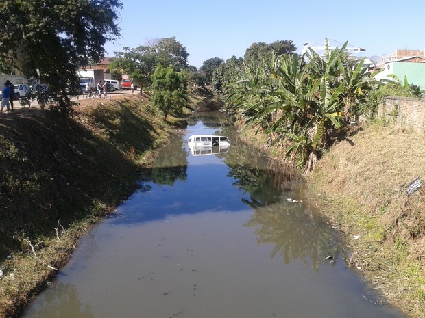 Veículo cai em valão de Campos, RJ (Foto: Gerson Gonçalo) Veículo cai em valão de Campos, RJ (Foto: Gerson Gonçalo)