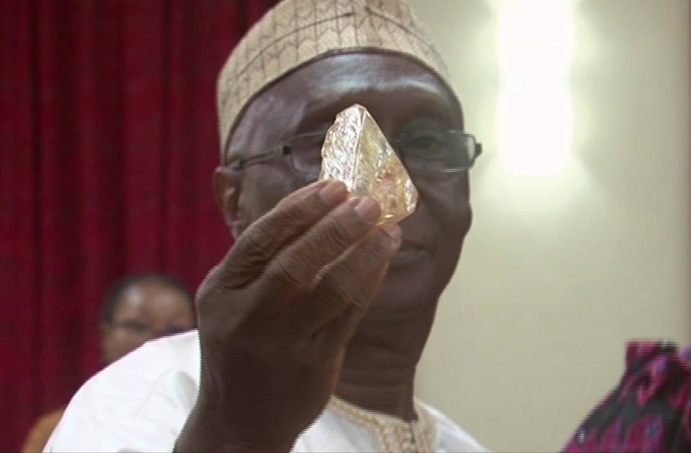 Ministro de Minas e Recursos Naturais do país, Alhaji Minkailu Mansaray, exibe o diamante (Foto: SLBC via AP)