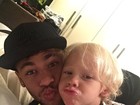 Neymar e o filho fazem biquinho para selfie