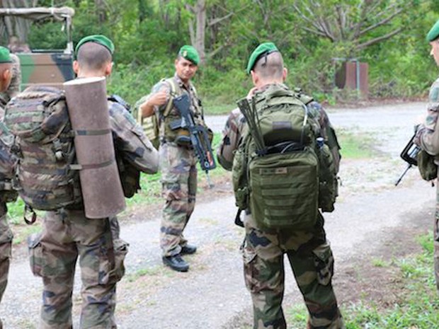 Grupo de legionários em patrulha  (Foto: Gerardo Lissardy/BBC)