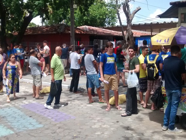 Pais e estudantes se aglomeram na saída da Escola Superior de Educação Física da Universidade de Pernambuco (Esef/UPE), um dos local de prova do SSA3 da UPE (Foto: Cláudia Ferreira/G1)