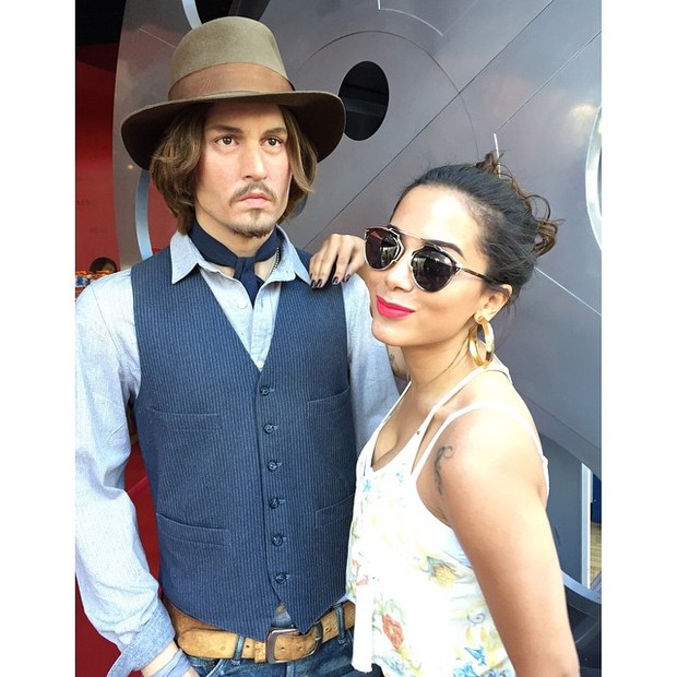 Anitta posa com versão de cera de Johnny Depp em Los Angeles, nos Estados Unidos (Foto: Instagram/ Reprodução)