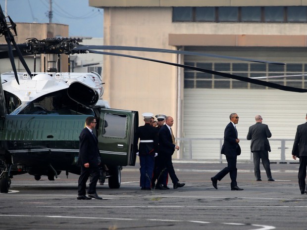 U.S. President Barack Obama (3rd R) gets off from a helicopter at an airfield near Hiroshima Peace Memorial Park and Museum in Hiroshima, Japan (Foto: Carlos Barria/Reuters)