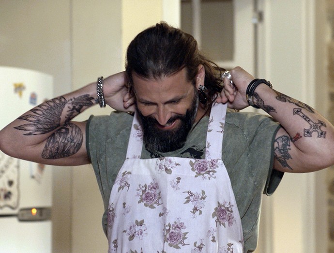 Tatuador entra na onda de cozinheiro e coloca até avental (Foto: TV Globo)