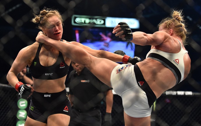 * Cai mais um "mito": Holly Holm nocauteia Ronda com chute na cabeça e leva título do UFC.