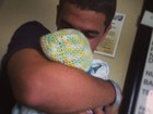 Fernanda Pontes mostra foto do filho recém-nascido com o pai