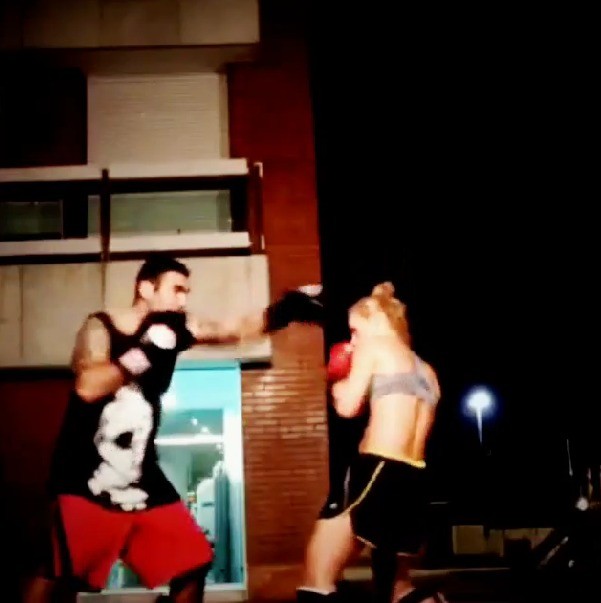 Carolina Dieckmann fazendo boxe (Foto: Reprodução/ Instagram)