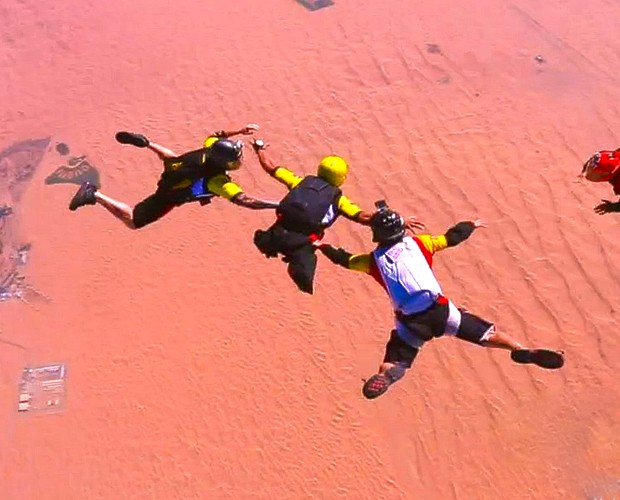 ítalo supera mais um obstáculo e salta de paraquedas (Foto: Caldeirão do Huck/TV Globo)