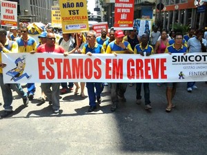 Funcionarios fizeram caminhada em Salvador (Foto: Divulgação / Sincotelba)