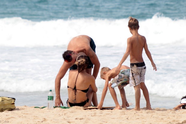 Fernanada Lima e família na praia (Foto: AgNews / AgNews)