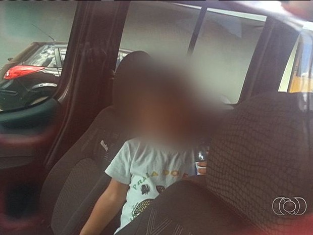Bebê trancado em carro com vidros fechados, em Trindade, Goiás (Foto: Reprodução/ TV Anhanguera)