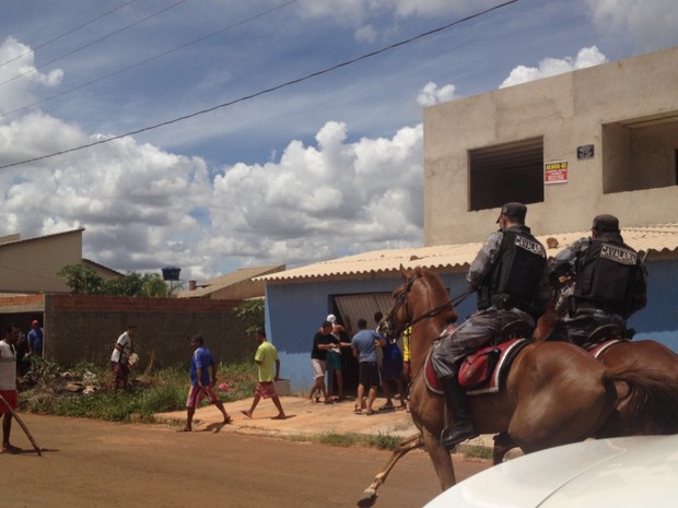 Cavalaria da PM intervm ataque de vizinhos a suposta casa de suspeito de matar Ana Clara Pires, em Goinia, Gois (Foto: Vanessa Martins/G1)