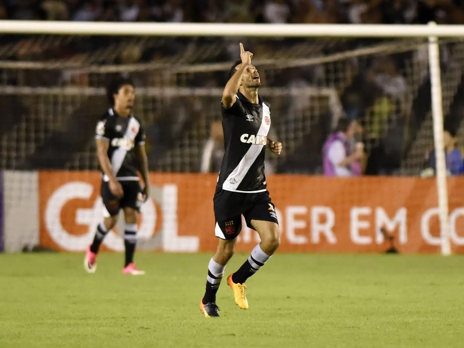 Ovacionado pela torcida após o clássico, Nenê agradece: