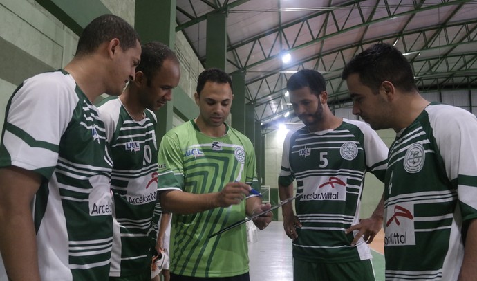 Técnico George Pereira dá instruções aos jogadores do Jardim Limoeiro durante o treino (Foto: Richard Pinheiro/GloboEsporte.com)