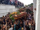 Corpo de dançarino do 'Esquenta' é enterrado sob chuva e aplausos
