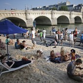 Paris inaugura praia artificial no Sena (Paris inaugura praia artificial na beira do Sena (Christian Hartmann/Reuters)) Paris inaugura praia artificial no Sena (Paris inaugura praia artificial na beira do Sena (Christian Hartmann/Reuters))