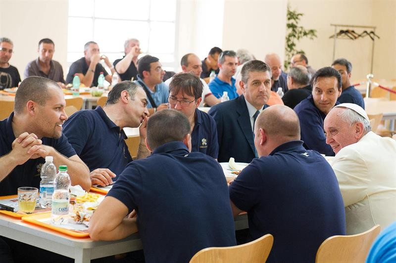 Papa Francisco almoça em bendejão do Vaticano com funcionários. Ele se sentou em mesa coletiva com alguns trabalhadores