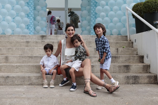 Isabela Fiorentino com os filhos trigêmeos (Foto: Francisco Cepeda e Thiago Duran/AGNews-SP ) Isabela Fiorentino com os filhos trigêmeos (Foto: Francisco Cepeda e Thiago Duran/AGNews-SP )