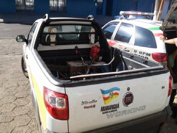 Carro da prefeitura utilizado na fuga (Foto: Site Contra o Crime/Divulgação)