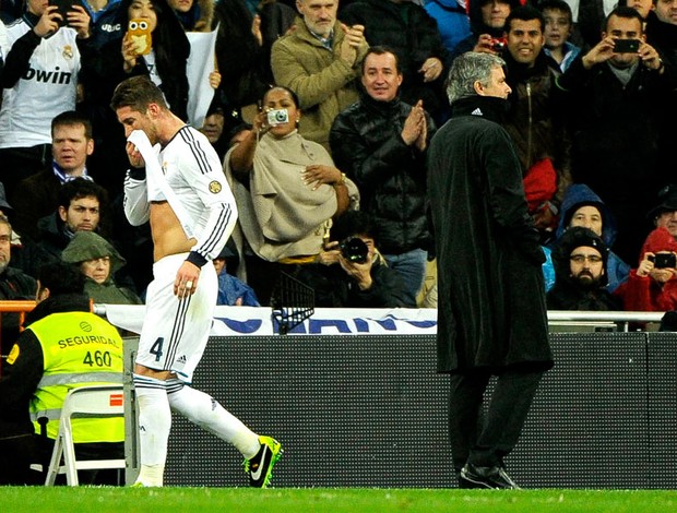 Sergio Ramos recebe o cartão vermelho na partida do Real Madrid e Rayo Vallecano (Foto: AFP)