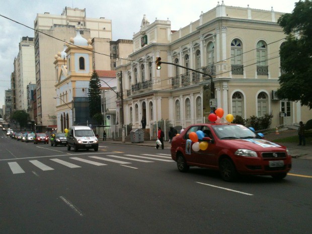 G1 Carreata reúne 70 carros de fiéis a Santo Antônio em Porto Alegre