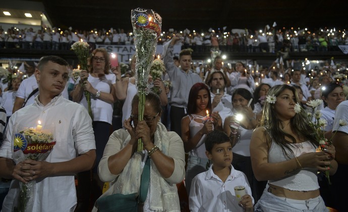 Estádio Medellín homenagem Chapecoense (Foto: RAUL ARBOLEDA / STR / AFP)