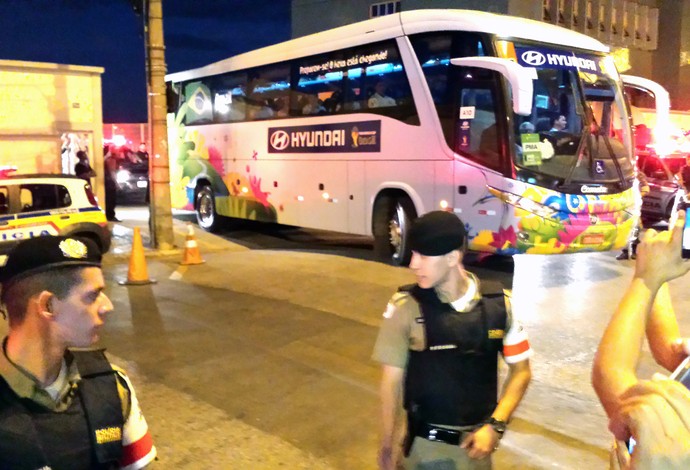 ônibus da Seleção em Belo Horizonte (Foto: Marco Antônio Astoni)