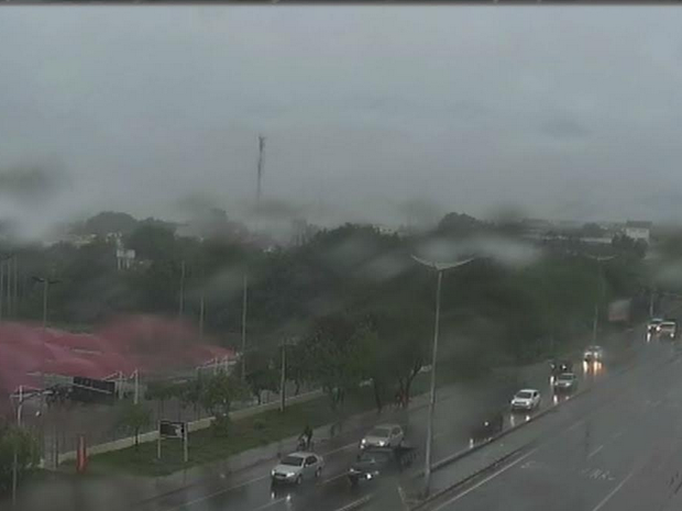Avenida Padre Cícero, em Juazeiro do Norte, amanheceu alagada devido as chuvas desta sexta-feira.  (Foto: Reprodução/TV Verdes Mares)