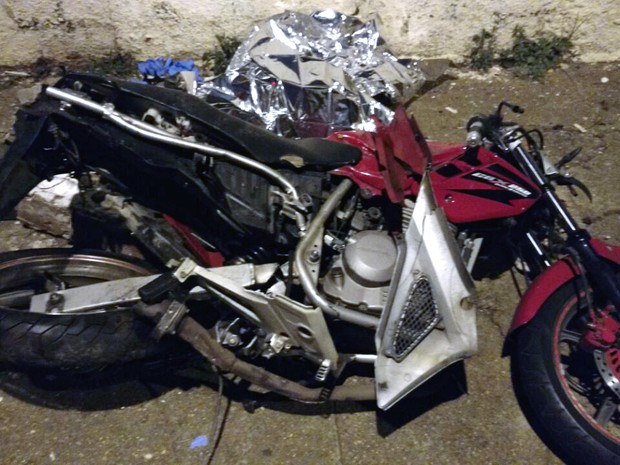 Vtimas estavam em uma motocicleta, que foi arrastada pelo carro por cerca de 22 metros (Foto: Dimas Gonalves Xavier Junior/Cedida)