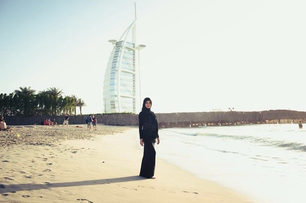 Jennifer Pamplona posa de burca em Dubai (Foto: Tonnie Richard Wong/ Divulgação)