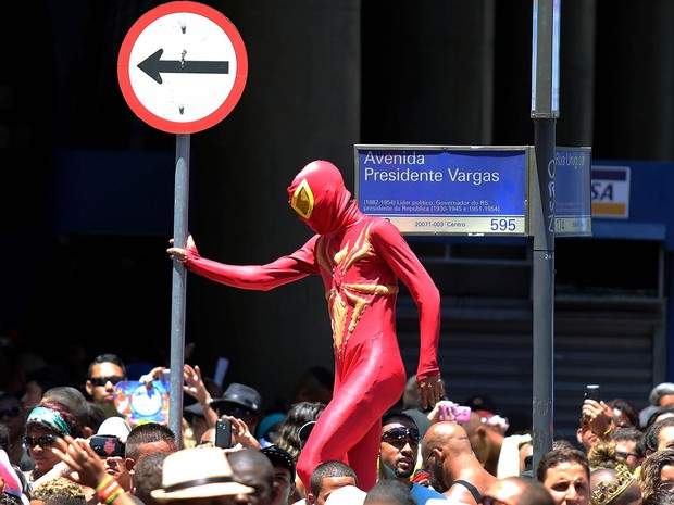 Super-herói anda 'sobre' foliões no Monobloco (Foto: Fernando Maia/Riotur)
