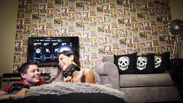 Mayra Cardi joga videogame com Lucas (Foto: Luan Assis/Divulgação)