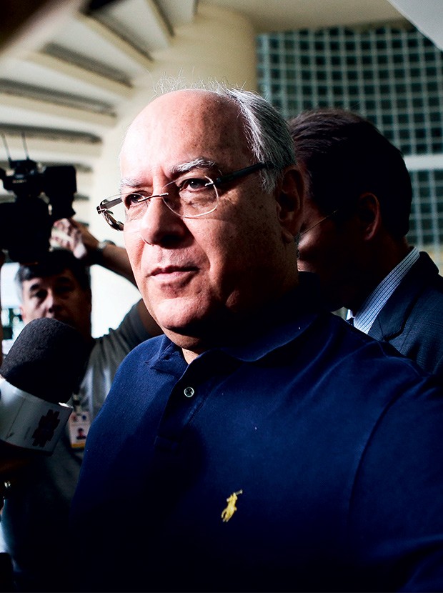 JUÍZO FINAL Renato Duque ao sair do prédio da PF, em Curitiba.  Ele foi acusado por Costa, ex-colega de Petrobras (Foto:  Zanone Fraissat/FOLHAPRESS, PODER)