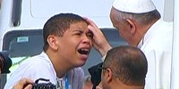Jovem chora ao ser abençoado pelo Papa (Reprodução/GloboNews)