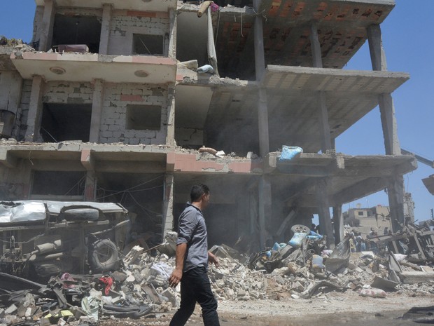 Ataque na cidade de Qamichli, no norte da Síria, foi reivindicado pelo Estado Islâmico (Foto: Rodi Said/Reuters)