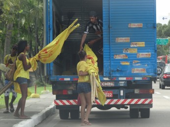 Caminhão recolhe material de campanha da Frente Popular na Agamenon Magalhães (Foto: Renan Holanda/ G1)